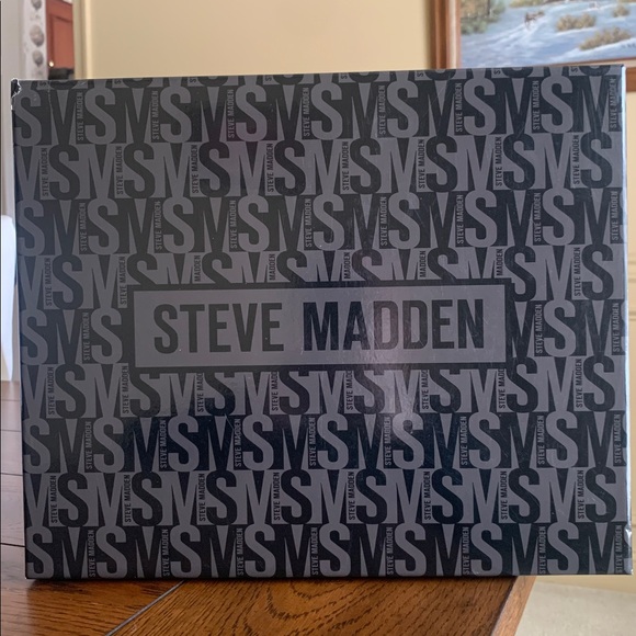 Steve Madden Belt Bag + Water Bottle Gift Set - Picture 6 of 7